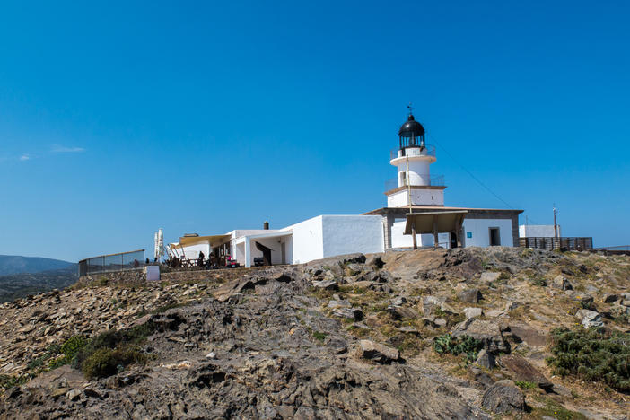 En el extremo oriental de los Pirineos y de la misma Península Ibérica encontramos la pequeña península del Cabo de Creus, que se caracteriza por sus abruptos acantilados y sus preciosas calas. La singularidad le confiere precisamente su emplazamiento: en el Parque Natural del Cabo de Creus la tierra se funde con el mar, y viceversa. La superficie total del parque es de 13.886 ha, que incluyen tres parajes naturales de interés nacional: al norte, el de Cap Gros-Cap de Creus; al sur, la Punta Falconera-Cap de Norfeu; y al oeste, la sierra de Rodes. Hay que sumar a estos lugares todos los islotes que hay dentro del parque natural, que también tienen esta catalogación. El parque natural nos ofrece la posibilidad de hacer rutas muy variadas. El clásico Camino Antiguo de Cadaqués al Cabo de Creus, una ascensión al Castillo de San Salvador o algunos paseos de carácter familiar por el entorno del Cabo de Creus o por el precioso pueblo de Cadaqués son algunas de las muchas opciones que tenemos.Ruta de Cadaquès al Cap de Creus. Cadaqués-5