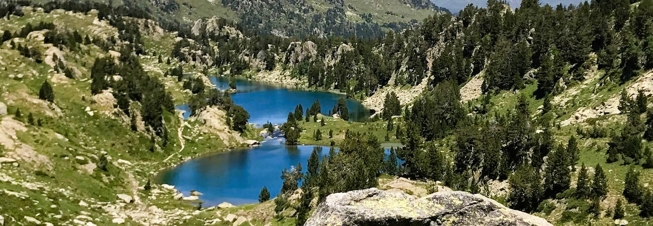 Valle de Arán. Ruta de los 7 Lagos La Ruta de los 7 Lagos en el Circ de Colomèrs en el Valle de Arán, es una de esas maravillas de la naturaleza que vale la pena visitar. Jamás había visto nada tan hermoso. Ni islas paradisíacas, ni payas de ensueño, ni monumentos en lugares remotos. Esta parte del Pirineo Catalán y dentro del Valle de Arán se merece un alto en el camino y que lo descubramos tal y como es. No es una ruta fácil. Las tortuosas subidas y bajadas bien merecen ese esfuerzo que será recompensado con esta maravilla de la naturaleza. Mágicos Pirineos recomienda esta caminata del apartado Rutas y Senderos y la califica de Nivel Medio. Está considerada como de lo mejor y más bonito en rutas de senderismo.