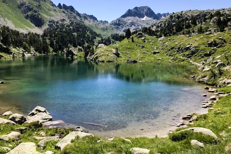Valle de Arán. Ruta de los 7 Lagos La Ruta de los 7 Lagos en el Circ de Colomèrs en el Valle de Arán, es una de esas maravillas de la naturaleza que vale la pena visitar. Jamás había visto nada tan hermoso. Ni islas paradisíacas, ni payas de ensueño, ni monumentos en lugares remotos. Esta parte del Pirineo Catalán y dentro del Valle de Arán se merece un alto en el camino y que lo descubramos tal y como es. No es una ruta fácil. Las tortuosas subidas y bajadas bien merecen ese esfuerzo que será recompensado con esta maravilla de la naturaleza. Mágicos Pirineos recomienda esta caminata del apartado Rutas y Senderos y la califica de Nivel Medio. Está considerada como de lo mejor y más bonito en rutas de senderismo.