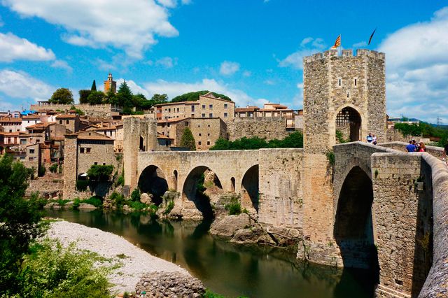 Ruta pels pobles medievals de Girona Besalú, Castelló d’Empúries i Peralada (78 km Aprox. 1h17min)  La primera parada d'aquesta nova etapa és Besalú, una de les meques medievals de Catalunya. Com si es tractés d'un poble tret d'un conte de cavallers o d'un capítol de Joc de Trons, una passejada pels carrers i pel pont de Besalú són pràcticament obligats en aquesta ruta medieval per Catalunya. Una recomanació: tot i que hi ha diversos aparcaments disponibles, el millor és deixar el cotxe a l'aparcament que està al costat del pont de pedra. 'Les vistes del nucli medieval des del pont són del tot espectaculars! La ruta medieval de pobles de Catalunya passa per Tossa de Mar, al sud de la Costa Brava. No té res a envejar a la resta de localitats medievals, ja que gaudeix d'un entramat medieval amb muralles i castell que la converteixen en un dels pobles més bonics de la Costa Brava. Des de quantes platges es tenen unes vistes tan espectaculars a un castell?