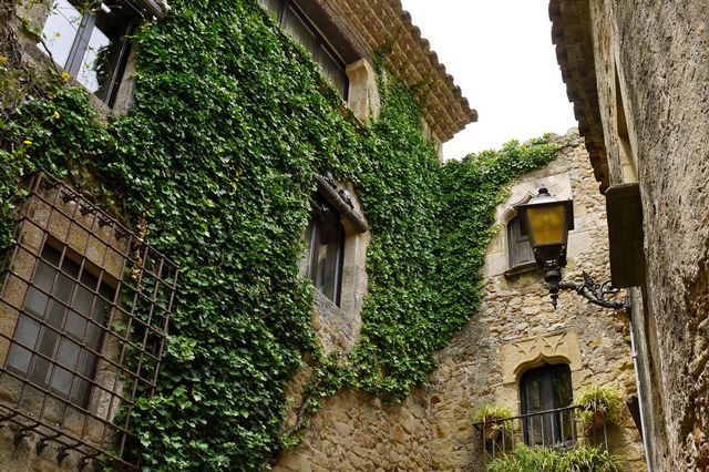 Ruta pels pobles medievals de Girona Besalú, Castelló d’Empúries i Peralada (78 km Aprox. 1h17min)  La primera parada d'aquesta nova etapa és Besalú, una de les meques medievals de Catalunya. Com si es tractés d'un poble tret d'un conte de cavallers o d'un capítol de Joc de Trons, una passejada pels carrers i pel pont de Besalú són pràcticament obligats en aquesta ruta medieval per Catalunya. Una recomanació: tot i que hi ha diversos aparcaments disponibles, el millor és deixar el cotxe a l'aparcament que està al costat del pont de pedra. 'Les vistes del nucli medieval des del pont són del tot espectaculars! La ruta medieval de pobles de Catalunya passa per Tossa de Mar, al sud de la Costa Brava. No té res a envejar a la resta de localitats medievals, ja que gaudeix d'un entramat medieval amb muralles i castell que la converteixen en un dels pobles més bonics de la Costa Brava. Des de quantes platges es tenen unes vistes tan espectaculars a un castell?