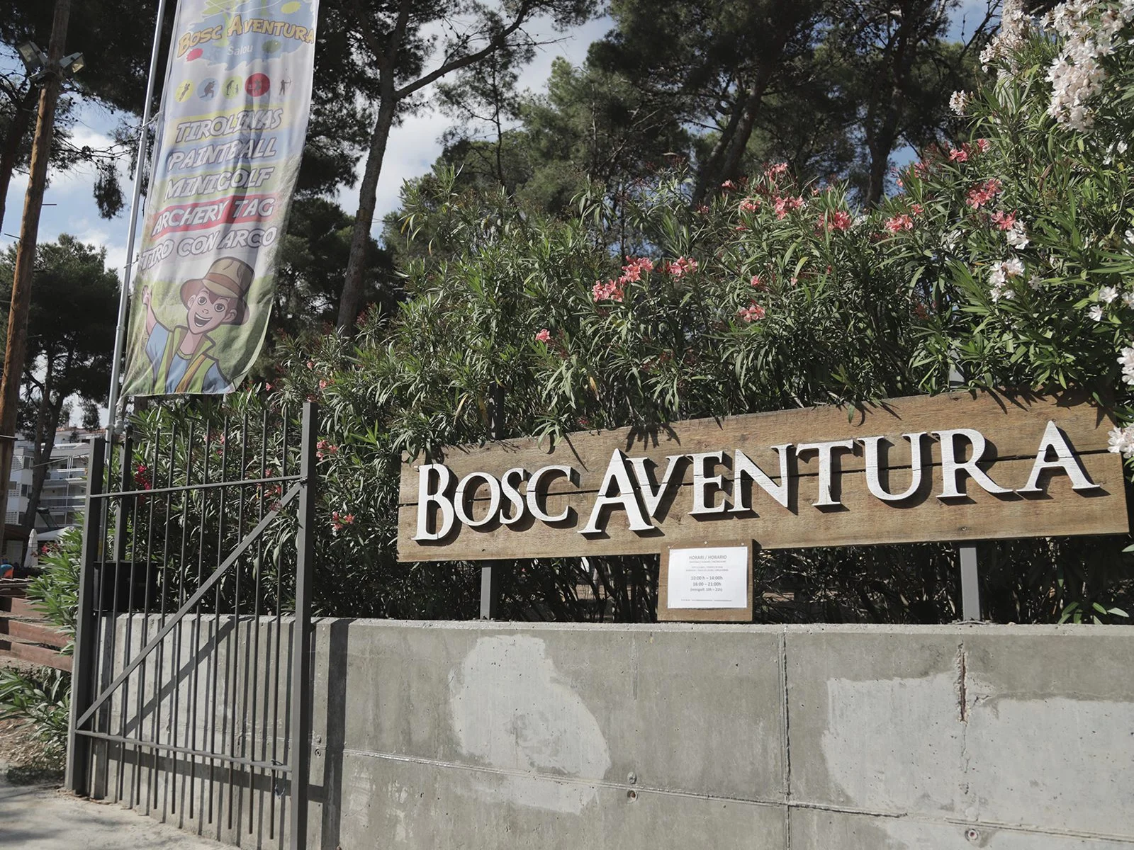 Bosc Aventura Salou: la experiencia de aventura perfecta para compartir y ganar con Breemfy Si buscas una actividad diferente, divertida y emocionante para publicar en Breemfy, la app que te hará ganar dinero real compartiendo tus experiencias, Bosc Aventura en Salou es una opción ideal. Este parque multiaventura cuenta con circuitos de tirolinas, puentes colgantes y karts eléctricos que te garantizan un día lleno de adrenalina y naturaleza. Tirolinas y puentes colgantes para todas las edades En Bosc Aventura Salou disfrutarás de hasta 4 circuitos diferentes con más de 55 juegos entre árboles, incluyendo 8 tirolinas de hasta 80 metros de longitud y alturas de hasta 10 metros. Los circuitos están diseñados para todas las edades, desde niños a partir de 3 años hasta adultos que deseen retos más intensos. Además, el parque cuenta con puentes tibetanos, redes y puentes de cuerda, que pondrán a prueba tu equilibrio y valentía mientras disfrutas del entorno natural y la emoción al máximo. Karts eléctricos y otras actividades Para seguir con la diversión, podrás montar en karts eléctricos en un circuito preparado para grupos y familias, disfrutando de carreras seguras y llenas de risas. También hay áreas para paintball y otros juegos para completar la jornada. Comparte tu aventura en Breemfy y gana dinero real Cada salto en una tirolina, cada paso por un puente colgante y cada vuelta en kart es un momento perfecto para fotografiar, grabar y describir en Breemfy. Cuanto más auténtica y visual sea tu publicación, mayor será el impacto en la comunidad, lo que te permitirá conseguir recompensas económicas cada vez que otros usuarios se inspiren y reserven actividades similares gracias a tu recomendación. Bosc Aventura y Breemfy: la combinación perfecta para tu próxima experiencia No importa si eres un aventurero experimentado o si quieres disfrutar con toda la familia en un plan activo y seguro, Bosc Aventura Salou tiene opciones para todos. Sube tu experiencia a Breemfy, sé parte de la comunidad que premia las vivencias reales y empieza a ganar mientras disfrutas de una jornada inolvidable en Tarragona. ¿Listo para volar entre árboles, cruzar puentes y acelerar con karts? ¡Ven a Bosc Aventura y comparte la emoción en Breemfy!bosc-aventura-shopping-salou-01-1-1