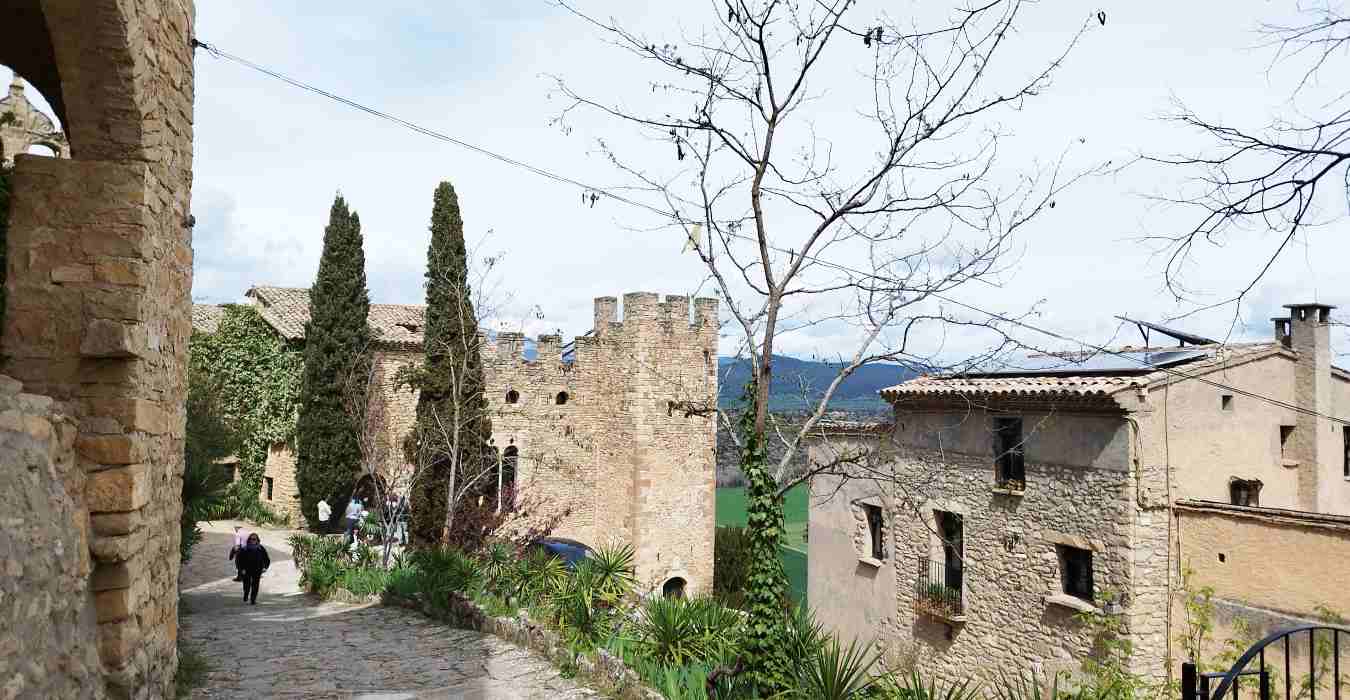 castillos-del-sio La Ruta de los Castillos de Sió: Retrocede en el tiempo. Explora una serie de castillos medievales repartidos por la región. Con vistas panorámicas e historia fascinante, estos castillos te transportarán a pasados tiempos. La Ruta de los Castillos del Sió El Sió ha significado desde siempre un río poco conocido, pero pese a su escaso caudal es un río largo y se ha convertido en un espacio de frontera en la historia de estas tierras, así como un espacio geográfico común de comunicación social, cultural y económica siguiendo una forma longitudinal entre los pueblos con respecto al río. Los castillos de frontera, en los siglos X, XI y XII, supusieron una auténtica red defensiva del territorio. El Sió nace en Gàver, en la Alta Segarra, tomando incluso aguas de la alta Anoia (Segarra histórica), atraviesa la Segarra, el Urgell y la Noguera y desemboca a la altura de Balaguer. Tiene aproximadamente unos 70 km de recorrido. El río Sió nos determinará, pues, un recorrido temático que coincide plenamente con las líneas de frontera que se crean en la Marca Superior hacia finales del siglo X y comienzos del XI y que dibujan un paisaje histórico y monumental muy característico. Elementos clave de la ruta A lo largo de la ruta hay distintos castillos que ya tienen organizada la visita guiada desde hace muchos años y se comercializan dentro de la red “Castillos de Lleida”, www.castellsdelleida.com. Estos castillos son: Montsonís (la Noguera) Montclar (el Urgell) Florejacs (la Segarra) Les Pallargues (la Segarra) Vicfred (la Segarra) Concabella (la Segarra) Formós (la Noguera) En los distintos tramos de la ruta se pueden hallar varios castillos visitables y lugares con un alto valor monumental y capacidad de acogida, como son Balaguer, Agramunt y Sant Guim de Freixenet, vinculando otros elementos patrimoniales de la ruta como por ejemplo Vergós Guerrejat, Les Oluges, Montfalcó Murallat, Malgrat, Castellmeià, Montcortés, L’Aranyó, Ratera, Les Sitges, Preixens, Almenara... Listado de castillos y lugares para visitar Gàver (lugar de nacimiento del río Sió) Montfalcó Murallat Cervera (Paeria, Universidad, Calle de las Brujas…) Sant Ramon (monasterio) L’Aranyó Montcortés Vicfred(visita guiada interior) Castellmeià Concabella (Centro de Interpretación de los Castillos del Sió) Ratera Guissona (restos romanos) Castellnou d’Ossó (torre romana con restos de castillo medieval) Les Pallargues (visita guiada interior). Florejacs (visita guiada interior). Les Sitges Agramunt (iglesia románica de Santa Maria) Torre de Almenara Montclar(visita guiada interior) Montsonís (visita guiada interior) Castell Formós (Balaguer)
