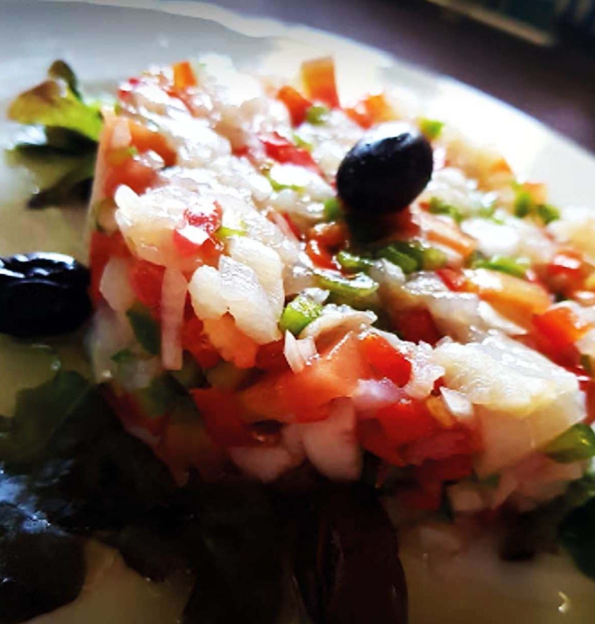 Restaurant FIEGO. Carta es tradicional y mediterránea, especializada en arroces y pescado fresco.  Nuestra trayectoria.  Tan importante es el sabor de la comida como la persona con la que compartes el momento. Restaurante familiar con una trayectoria de más de 50 años, situado en medio de la playa del Port Pelegrí, en Calella de Palafrugell. Con una ubicación privilegiada dentro de tres antiguos guarda-bots, remota, sus inicios como bar y lugar de venta de tickets de los "Cruceros Costa Brava", hasta hoy que nos hemos convertido en restaurante de cocina tradicional y mediterránea. Especializados con la cocina del arroz proveniente de Pals, el pescado fresco de nuestra costa y las verduras de KM0. En nuestra terraza los clientes podrán disfrutar de una buena comida con las mejores vistas de uno de los lugares más emblemáticos de la Costa Brava. Adaptada para las personas con alergias o intolerancias.esqueixada-restaurant-fiego-1174×1761 (2)