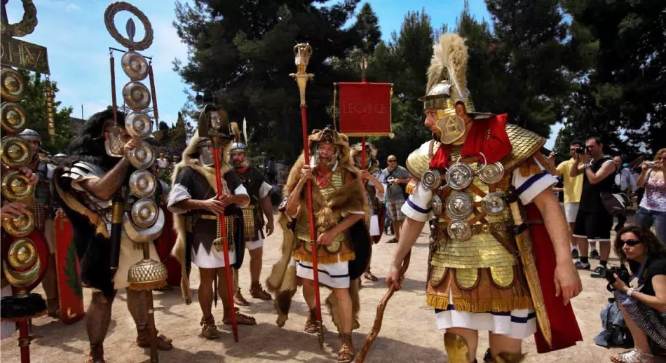 Descubre Tarraco Viva con Breemfy: revive la Antigua Roma en Tarragona La ciudad de Tarragona se transforma cada año con uno de los festivales históricos más espectaculares del Mediterráneo: Tarraco Viva. Este evento, referente internacional, permite a miles de visitantes sumergirse en la magia y la fuerza de la antigua Roma, viviendo experiencias únicas en familia o con amigos. ¿Quieres disfrutarlo de forma auténtica y exclusiva? Descubre cómo hacerlo con la app Breemfy, el punto de encuentro para los amantes de las experiencias memorables. Un festival que te transporta a Roma Tarraco Viva se celebra en mayo y llena plaza, monumentos y museos con actividades irrepetibles: actores caracterizados, desfiles de legiones, mercados temáticos y recreaciones históricas donde gladiadores se baten en combate como hace 2 000 años. El Anfiteatro romano y el Circo se convierten en escenarios vivos, mientras los visitantes participan en talleres, degustan productos típicos y se ambientan entre túnicas y mosaicos. El festival destaca por sus propuestas interactivas, como la posibilidad de aprender tácticas de la legión, fabricar amuletos, asistir a banquetes romanos o ver espectáculos de luchas con armas auténticas y vestuario detallado. Los más pequeños disfrutan con juegos de la antigüedad, teatralizaciones y talleres didácticos, convirtiendo el viaje en una experiencia educativa y apasionante. Breemfy: comparte, descubre y gana La app Breemfy te permite buscar las mejores experiencias de Tarraco Viva (recorridos guiados, talleres y espectáculos exclusivos), compartir tus vivencias con la comunidad y hasta ganar dinero real con tus recomendaciones. Cada foto, reseña o consejo que publicas ayuda a otros usuarios a descubrir las joyas del festival y te da recompensas si tus propuestas inspiran visitas y compras. Con Breemfy puedes reservar experiencias únicas, como participar en un taller de mosaico romano, acceder a zonas VIP de los combates de gladiadores o descubrir secretos de la vida cotidiana en la Roma Imperial de forma personalizada. Vive Tarraco Viva con Breemfy Si buscas una experiencia singular, Tarraco Viva y Breemfy son la combinación perfecta para disfrutar la historia como nunca antes. Participa en la fiesta, comparte tus mejores momentos, conecta con otros exploradores y conviértete en un conquistador moderno del legado romano. Descubre, sorprende y gana disfrutando Tarragona en uno de sus momentos más mágicos y participativos del año. ¿Te animas a revivir la Antigua Roma? Descarga Breemfy y prepárate para una aventura legendaria, ideal para compartir y recordar toda la vida.festival-romano-tarraco-viva-portada