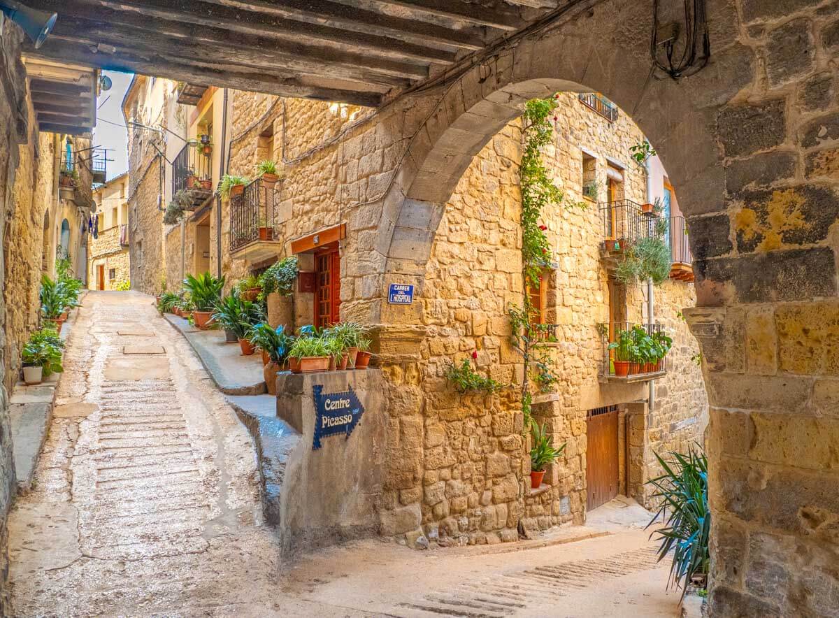 horta-sant-joan-3 Recorre pueblos con encanto en Tarragona: Siurana, Miravet y Horta de Sant Joan, con degustaciones gourmet para compartir y ganar en Breemfy Tarragona es mucho más que playa y costa. Si buscas actividades originales para publicar en Breemfy y empezar a ganar dinero real con tus experiencias, los pueblos de interior ofrecen paisajes, historia y gastronomía de auténtico lujo. Aventúrate en un recorrido entre Siurana, Miravet y Horta de Sant Joan, y sumérgete en el mundo de los aceites artesanales y los vinos locales. Siurana: historia, roca y vistas de postal El viaje comienza en Siurana, un pueblo medieval colgado sobre un acantilado, con calles de piedra, restos de un castillo árabe y vistas inolvidables al embalse y las montañas de Prades. Perfecto para los amantes de la fotografía y la naturaleza. Aquí puedes probar aceites virgen extra de la zona, con sabores intensos que hablan de tradición y calidad local. Miravet: el río y el castillo templario La siguiente parada es Miravet, a orillas del Ebro, famoso por su imponente castillo templario y su barrio antiguo de casas blancas. El ambiente relajado invita a pasear junto al río, descubrir talleres de cerámica y participar en catas de vino en bodegas familiares, donde te explicarán el vínculo entre el producto, el paisaje y la historia. Horta de Sant Joan: arte y aceite de autor Termina el itinerario en Horta de Sant Joan, tierra inspiradora para artistas como Picasso y cuna de aceites gourmet reconocidos internacionalmente. Visita cooperativas y almazaras para descubrir el proceso artesanal, disfruta de degustaciones guiadas y marida aceites y vinos selectos con productos tradicionales de la Terra Alta. Comparte tus experiencias en Breemfy y gana En cada pueblo, documenta tu visita con fotos de paisajes, detalles arquitectónicos, platos degustados, productos locales y momentos compartidos. Breemfy te permite publicar relatos auténticos, consejos y recomendaciones: cuanto más original y personal tu contenido, mayores posibilidades tendrás de inspirar y conseguir recompensas económicas. Breemfy: degustando, viajando y ganando Con Breemfy, cada recorrido es una oportunidad para vivir la gastronomía y la cultura de Tarragona. Descubre rincones con encanto, prueba aceites y vinos únicos, y convierte tu viaje en una historia rentable y compartida con la comunidad. ¿Listo para disfrutar los pueblos de interior y ganar dinero real publicando tu aventura? Únete a Breemfy y sé parte de la revolución de las experiencias auténticas. Recorre pueblos con encanto en Tarragona: Siurana, Miravet y Horta de Sant Joan, con degustaciones gourmet para compartir y ganar en Breemfy Tarragona es mucho más que playa y costa. Si buscas actividades originales para publicar en Breemfy y empezar a ganar dinero real con tus experiencias, los pueblos de interior ofrecen paisajes, historia y gastronomía de auténtico lujo. Aventúrate en un recorrido entre Siurana, Miravet y Horta de Sant Joan, y sumérgete en el mundo de los aceites artesanales y los vinos locales. Siurana: historia, roca y vistas de postal El viaje comienza en Siurana, un pueblo medieval colgado sobre un acantilado, con calles de piedra, restos de un castillo árabe y vistas inolvidables al embalse y las montañas de Prades. Perfecto para los amantes de la fotografía y la naturaleza. Aquí puedes probar aceites virgen extra de la zona, con sabores intensos que hablan de tradición y calidad local. Miravet: el río y el castillo templario La siguiente parada es Miravet, a orillas del Ebro, famoso por su imponente castillo templario y su barrio antiguo de casas blancas. El ambiente relajado invita a pasear junto al río, descubrir talleres de cerámica y participar en catas de vino en bodegas familiares, donde te explicarán el vínculo entre el producto, el paisaje y la historia. Horta de Sant Joan: arte y aceite de autor Termina el itinerario en Horta de Sant Joan, tierra inspiradora para artistas como Picasso y cuna de aceites gourmet reconocidos internacionalmente. Visita cooperativas y almazaras para descubrir el proceso artesanal, disfruta de degustaciones guiadas y marida aceites y vinos selectos con productos tradicionales de la Terra Alta. Comparte tus experiencias en Breemfy y gana En cada pueblo, documenta tu visita con fotos de paisajes, detalles arquitectónicos, platos degustados, productos locales y momentos compartidos. Breemfy te permite publicar relatos auténticos, consejos y recomendaciones: cuanto más original y personal tu contenido, mayores posibilidades tendrás de inspirar y conseguir recompensas económicas. Breemfy: degustando, viajando y ganando Con Breemfy, cada recorrido es una oportunidad para vivir la gastronomía y la cultura de Tarragona. Descubre rincones con encanto, prueba aceites y vinos únicos, y convierte tu viaje en una historia rentable y compartida con la comunidad. ¿Listo para disfrutar los pueblos de interior y ganar dinero real publicando tu aventura? Únete a Breemfy y sé parte de la revolución de las experiencias auténticas. 
