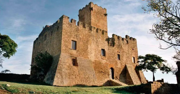 la-segarra-terra-de-castells La Ruta de los Castillos de Sió: Retrocede en el tiempo. Explora una serie de castillos medievales repartidos por la región. Con vistas panorámicas e historia fascinante, estos castillos te transportarán a pasados tiempos. La Ruta de los Castillos del Sió El Sió ha significado desde siempre un río poco conocido, pero pese a su escaso caudal es un río largo y se ha convertido en un espacio de frontera en la historia de estas tierras, así como un espacio geográfico común de comunicación social, cultural y económica siguiendo una forma longitudinal entre los pueblos con respecto al río. Los castillos de frontera, en los siglos X, XI y XII, supusieron una auténtica red defensiva del territorio. El Sió nace en Gàver, en la Alta Segarra, tomando incluso aguas de la alta Anoia (Segarra histórica), atraviesa la Segarra, el Urgell y la Noguera y desemboca a la altura de Balaguer. Tiene aproximadamente unos 70 km de recorrido. El río Sió nos determinará, pues, un recorrido temático que coincide plenamente con las líneas de frontera que se crean en la Marca Superior hacia finales del siglo X y comienzos del XI y que dibujan un paisaje histórico y monumental muy característico. Elementos clave de la ruta A lo largo de la ruta hay distintos castillos que ya tienen organizada la visita guiada desde hace muchos años y se comercializan dentro de la red “Castillos de Lleida”, www.castellsdelleida.com. Estos castillos son: Montsonís (la Noguera) Montclar (el Urgell) Florejacs (la Segarra) Les Pallargues (la Segarra) Vicfred (la Segarra) Concabella (la Segarra) Formós (la Noguera) En los distintos tramos de la ruta se pueden hallar varios castillos visitables y lugares con un alto valor monumental y capacidad de acogida, como son Balaguer, Agramunt y Sant Guim de Freixenet, vinculando otros elementos patrimoniales de la ruta como por ejemplo Vergós Guerrejat, Les Oluges, Montfalcó Murallat, Malgrat, Castellmeià, Montcortés, L’Aranyó, Ratera, Les Sitges, Preixens, Almenara... Listado de castillos y lugares para visitar Gàver (lugar de nacimiento del río Sió) Montfalcó Murallat Cervera (Paeria, Universidad, Calle de las Brujas…) Sant Ramon (monasterio) L’Aranyó Montcortés Vicfred(visita guiada interior) Castellmeià Concabella (Centro de Interpretación de los Castillos del Sió) Ratera Guissona (restos romanos) Castellnou d’Ossó (torre romana con restos de castillo medieval) Les Pallargues (visita guiada interior). Florejacs (visita guiada interior). Les Sitges Agramunt (iglesia románica de Santa Maria) Torre de Almenara Montclar(visita guiada interior) Montsonís (visita guiada interior) Castell Formós (Balaguer)