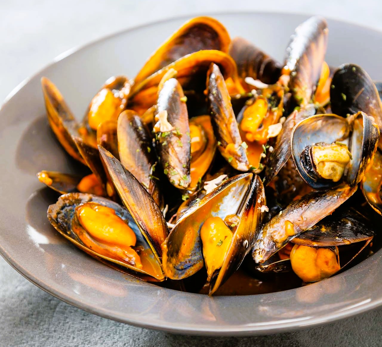 Restaurant FIEGO. Carta es tradicional y mediterránea, especializada en arroces y pescado fresco.  Nuestra trayectoria.  Tan importante es el sabor de la comida como la persona con la que compartes el momento. Restaurante familiar con una trayectoria de más de 50 años, situado en medio de la playa del Port Pelegrí, en Calella de Palafrugell. Con una ubicación privilegiada dentro de tres antiguos guarda-bots, remota, sus inicios como bar y lugar de venta de tickets de los "Cruceros Costa Brava", hasta hoy que nos hemos convertido en restaurante de cocina tradicional y mediterránea. Especializados con la cocina del arroz proveniente de Pals, el pescado fresco de nuestra costa y las verduras de KM0. En nuestra terraza los clientes podrán disfrutar de una buena comida con las mejores vistas de uno de los lugares más emblemáticos de la Costa Brava. Adaptada para las personas con alergias o intolerancias.musclos-marinera-restaurant-fiego-1279×1918 (2)
