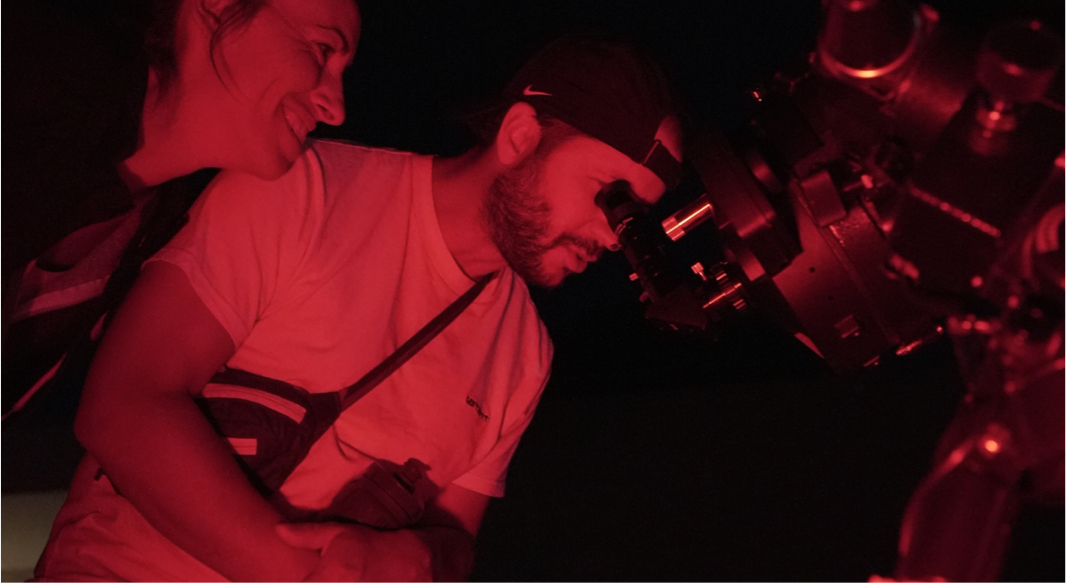 n-general-02 Es una experiencia astronómica de dos horas de duración guiada por un astrónomo. Consta de una hora dentro del Planetario «Ojo del Montsec» donde se realiza una proyección de una película seguida de una simulación del cielo y un viaje por el universo, conociendo los aspectos más interesantes del firmamento. La otra hora se visita el parque de Telescopios donde se explican los astros más interesantes de la noche y, si las condiciones meteorológicas lo permiten, se pueden observar con el mayor telescopio del centro. Se trata de un planetario multimedia, con una cúpula móvil de 12 metros de diámetro, donde se realiza el pase del espectáculo “Voyager” que nos permitirá conocer la historia de estas conocidas sondas espaciales y ver sus descubrimientos más importantes. Se completa la sesión con una explicación del cielo nocturno y con la apertura de la cúpula para observar el cielo real e identificar algunos de los objetos más destacados de la noche con la ayuda de un monitor especializado. Es el espacio de observación del Parc Astronòmic del Montsec donde los visitantes podrán conocer los diversos instrumentos que hay y, si el tiempo lo permite, ver algunos de los objetos más destacados de la noche, como, por ejemplo, la Luna, los planetas, nebulosas… El edificio central del Parc Astronòmic del Montsec acoge una exposición permanente que engloba los diversos ámbitos destacados del Astronòmic: la astronomía y las ciencias del espacio en la Sala del Universo y también dedica un espacio a la protección del medio nocturno contra la contaminación lumínica en la Sala Starlight.