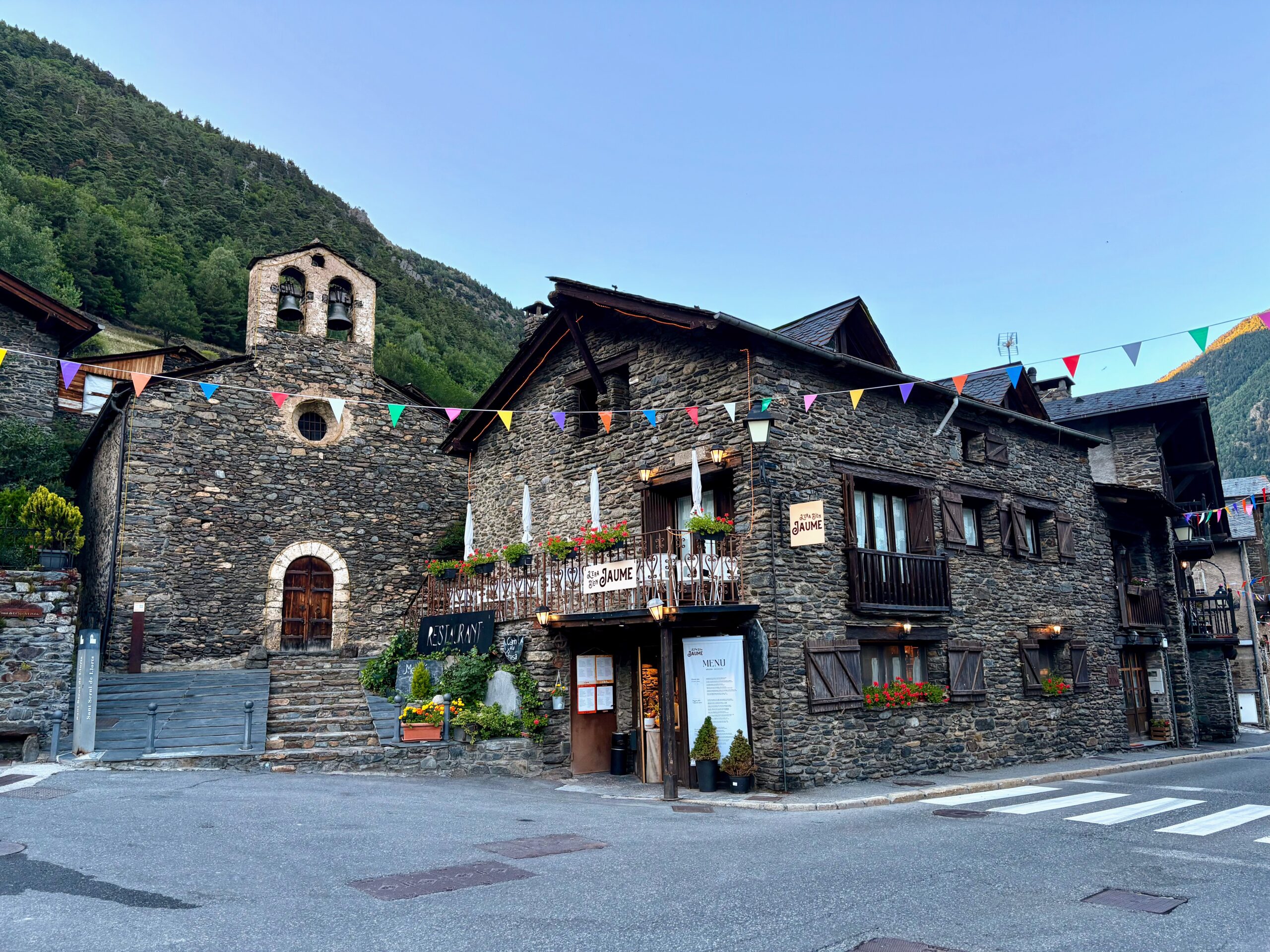ordino El Principado de Andorra es un pequeño país independiente situado en los Pirineos, entre España y Francia, reconocido por su sistema político único de coprincipado parlamentario y por su extraordinaria calidad de vida. Andorra destaca por ser el microestado más grande de Europa, con una cultura fuertemente catalana pero gran convivencia de tres lenguas: catalán (oficial), español y francés. Singularidades de Andorra Sistema de coprincipado: Es el único país gobernado por dos copríncipes: el presidente de Francia y el obispo de Urgel, en España. Multilingüismo y mezcla cultural: A pesar de su tamaño, en Andorra conviven catalán, español y francés, lo que favorece la integración y el ambiente cosmopolita. Fiscalidad atractiva: Sus bajos impuestos, junto a la ausencia de ejército y una administración moderna, la convierten en destino atractivo para residentes y empresas. Seguridad y naturaleza: Destaca por sus altos estándares de seguridad, calidad sanitaria y un entorno natural muy bien conservado en los Pirineos. Potencialidades Turismo: El motor principal de la economía, con más de 8 millones de visitantes anuales atraídos por el esquí, actividades de naturaleza, senderismo, ciclismo, termas y compras libres de impuestos. Comercio y banca: Andorra es hub de compras internacionales y servicios financieros, lo que impulsa la economía y favorece el emprendimiento. Innovación y calidad de vida: Es un país seguro, con excelente sistema de salud, educación y servicios adaptados a familias y residentes internacionales. Sitios emblemáticos que visitar Andorra la Vella: Capital rodeada de montañas, con su centro histórico (Casa de la Vall, Iglesia de Sant Esteve) y avenidas comerciales como Meritxell. Iglesias románicas: Como Sant Joan de Caselles o Santa Coloma, joyas arquitectónicas del siglo XII. Lagos de Tristaina: Espectaculares rutas de montaña con lagos glaciares. Pueblos con encanto: Ordino, Encamp, Canillo o Pal, con calles empedradas y ambiente tradicional. Caldea: El mayor centro termal del sur de Europa, en Escaldes-Engordany. Naturlandia: Parque de aventuras y naturaleza para familias en Sant Julià de Lòria. Grandvalira y Vallnord: Estaciones de esquí de referencia en Europa, accesibles gran parte del año. Andorra combina tradición y modernidad, un entorno natural privilegiado y una economía dinámica, lo que la convierte en un destino singular tanto para el turismo como para vivir o emprender. https://www.es.clickand.net/andorra-un-pais-independiente-entre-francia-y-espana/ https://es.wikipedia.org/wiki/Andorra https://www.es.clickand.net/el-principado-de-andorra/ https://interlinkand.com/sectores-economicos-andorra/ https://universalgestio.com/2023/01/23/turismo-motor-del-crecimiento-economico-de-andorra/ https://psf.ad/es/noticias/el-boom-turistico-en-andorra-y-las-oportunidades-para-emprendedores https://www.mc-expatriation.com/es/andorra/ https://www.viajeroscallejeros.com/lugares-que-ver-en-andorra/ https://omviajesyrelatos.com/sitios-que-ver-en-andorra/ https://www.mc-expatriation.com/es/andorra/historia-pais/ https://www.andorraaeroport.com/andorra-1