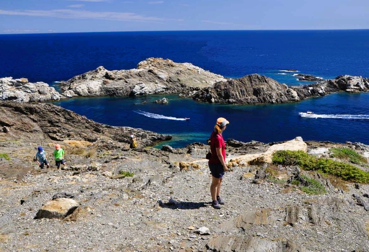 En el extremo oriental de los Pirineos y de la misma Península Ibérica encontramos la pequeña península del Cabo de Creus, que se caracteriza por sus abruptos acantilados y sus preciosas calas. La singularidad le confiere precisamente su emplazamiento: en el Parque Natural del Cabo de Creus la tierra se funde con el mar, y viceversa. La superficie total del parque es de 13.886 ha, que incluyen tres parajes naturales de interés nacional: al norte, el de Cap Gros-Cap de Creus; al sur, la Punta Falconera-Cap de Norfeu; y al oeste, la sierra de Rodes. Hay que sumar a estos lugares todos los islotes que hay dentro del parque natural, que también tienen esta catalogación. El parque natural nos ofrece la posibilidad de hacer rutas muy variadas. El clásico Camino Antiguo de Cadaqués al Cabo de Creus, una ascensión al Castillo de San Salvador o algunos paseos de carácter familiar por el entorno del Cabo de Creus o por el precioso pueblo de Cadaqués son algunas de las muchas opciones que tenemos.punta-de-cabo-de-creus (2)