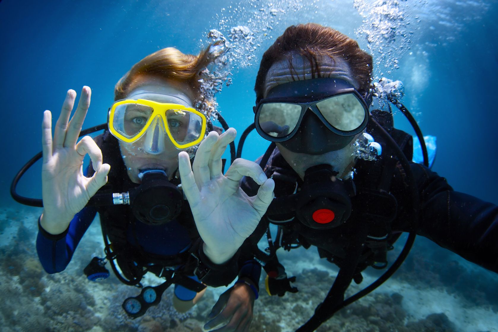 Buceo en Tossa de Mar | Centro de Buceo PADI en la Costa Brava Centro de Buceo PADI en Tossa de Mar, en Primera Línea de la Costa Brava TossaDivers es un centro de buceo PADI 5 estrellas en Tossa de Mar, Costa Brava, creado desde la pasión por el buceo. Como centro PADI IDC 5 estrellas, ofrecemos cursos de buceo en Tossa de Mar para todos los niveles, compartiendo nuestra pasión por el mundo submarino. Nuestro centro de buceo en Tossa de Mar está ubicado en primera línea de mar, ofreciendo instalaciones totalmente renovadas. Contamos con vestuarios con duchas y una amplia terraza para que puedas preparar tu equipo cómodamente. Todo esto sin necesidad de desplazamientos, para que disfrutes al máximo de tu experiencia de buceo en Tossa de Mar. El buceo en Tossa de Mar es una experiencia única debido a la gran diversidad marina que ofrece. Nuestro equipo de guías te mostrará los rincones más especiales de este destino. Si nunca has buceado, Tossa de Mar es el lugar ideal para tu bautizo de buceo, donde podrás descubrir un nuevo mundo submarino acompañado de nuestros profesionales PADI