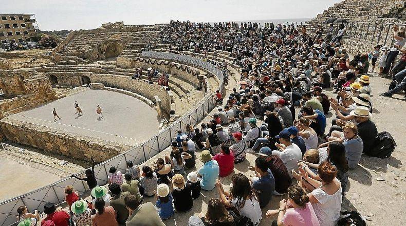 Descubre Tarraco Viva con Breemfy: revive la Antigua Roma en Tarragona La ciudad de Tarragona se transforma cada año con uno de los festivales históricos más espectaculares del Mediterráneo: Tarraco Viva. Este evento, referente internacional, permite a miles de visitantes sumergirse en la magia y la fuerza de la antigua Roma, viviendo experiencias únicas en familia o con amigos. ¿Quieres disfrutarlo de forma auténtica y exclusiva? Descubre cómo hacerlo con la app Breemfy, el punto de encuentro para los amantes de las experiencias memorables. Un festival que te transporta a Roma Tarraco Viva se celebra en mayo y llena plaza, monumentos y museos con actividades irrepetibles: actores caracterizados, desfiles de legiones, mercados temáticos y recreaciones históricas donde gladiadores se baten en combate como hace 2 000 años. El Anfiteatro romano y el Circo se convierten en escenarios vivos, mientras los visitantes participan en talleres, degustan productos típicos y se ambientan entre túnicas y mosaicos. El festival destaca por sus propuestas interactivas, como la posibilidad de aprender tácticas de la legión, fabricar amuletos, asistir a banquetes romanos o ver espectáculos de luchas con armas auténticas y vestuario detallado. Los más pequeños disfrutan con juegos de la antigüedad, teatralizaciones y talleres didácticos, convirtiendo el viaje en una experiencia educativa y apasionante. Breemfy: comparte, descubre y gana La app Breemfy te permite buscar las mejores experiencias de Tarraco Viva (recorridos guiados, talleres y espectáculos exclusivos), compartir tus vivencias con la comunidad y hasta ganar dinero real con tus recomendaciones. Cada foto, reseña o consejo que publicas ayuda a otros usuarios a descubrir las joyas del festival y te da recompensas si tus propuestas inspiran visitas y compras. Con Breemfy puedes reservar experiencias únicas, como participar en un taller de mosaico romano, acceder a zonas VIP de los combates de gladiadores o descubrir secretos de la vida cotidiana en la Roma Imperial de forma personalizada. Vive Tarraco Viva con Breemfy Si buscas una experiencia singular, Tarraco Viva y Breemfy son la combinación perfecta para disfrutar la historia como nunca antes. Participa en la fiesta, comparte tus mejores momentos, conecta con otros exploradores y conviértete en un conquistador moderno del legado romano. Descubre, sorprende y gana disfrutando Tarragona en uno de sus momentos más mágicos y participativos del año. ¿Te animas a revivir la Antigua Roma? Descarga Breemfy y prepárate para una aventura legendaria, ideal para compartir y recordar toda la vida.