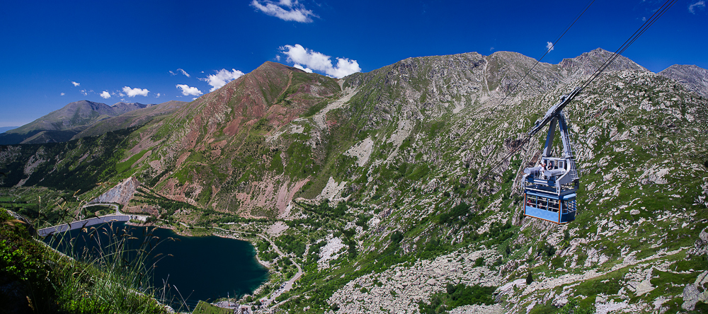 telefèric vall fosca Ascenso al Estany Gento en la Vall Fosca Lo mejor es acceder por El Carrilet de l'Estany Gento fue construido en 1911 para transportar materiales para la construcción de la central hidroeléctrica de Capdella y todo el sistema de canalizaciones que comunican los diversos estanques la zona. Actualmente, su trazado ha sido habilitado como vía verde y se convierte en un camino maravilloso para pasear y disfrutar de los paisajes espectaculares de la parte alta de la Vall Fosca. Una caminata ideal para hacer en familia, justo a las puertas del parque Nacional de Aigüestortes y Lago de San Mauricio. Hay tres maneras de llegar al Carrilet de l’Estany Gento, cada una de ellas con un medio de transporte distinto: La primera, recomendada, consiste en subir con el teleférico que une la presa de Sallent con el lago Estany Gento, donde empieza el recorrido. Este servicio funciona entre los meses de julio y septiembre. La segunda consiste en subir en vehículo todoterreno desde Espui al Coll del Triador y el depósito de agua (aprox. 30 min), en el otro extremo del Carrilet. Esta opción implica hacer el recorrido en el sentido contrario al que está descrito en la página web. La tercera opción consiste en hacer el recorrido a pie por la canal de Pigolo. En este caso, la caminata fácil se convierte en una excursión más exigente de unas 4 horas. El camino de la canal de Pigolo empieza en la presa de Sallent y dura unos 50 min. El camino empieza en el Estany Gento (2.200 m). Desde el punto de llegada del teleférico, nos dirigimos a la pared de la presa, donde se encuentra la señal de inicio de la ruta, al lado de la vía del Carrilet. A partir de ahí, se trata de ir siguiendo las antiguas vías y traviesas del ferrocarril, que llevan al depósito de agua de la central hidroeléctrica de Capdella (2.136 m). No tiene pérdida.
